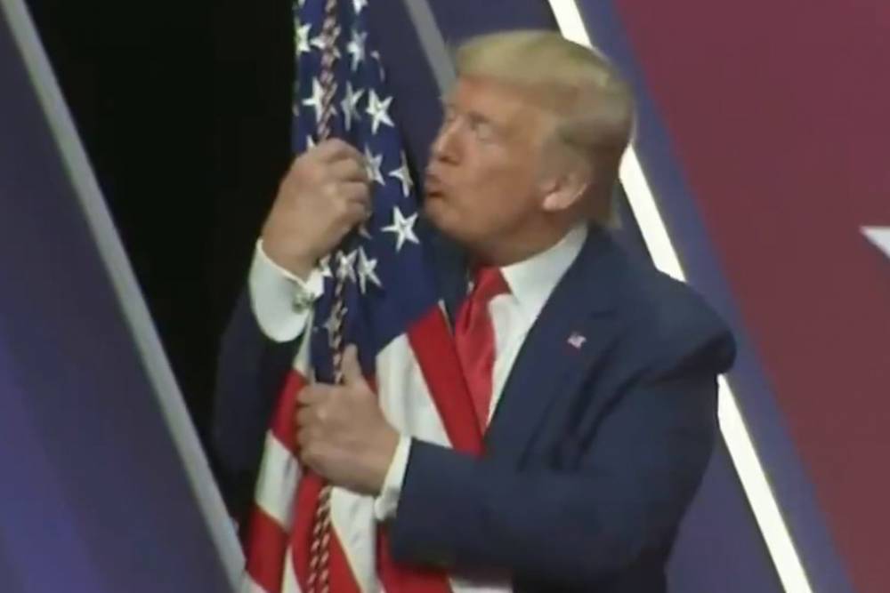 Трамп обнял и расцеловал американский флаг