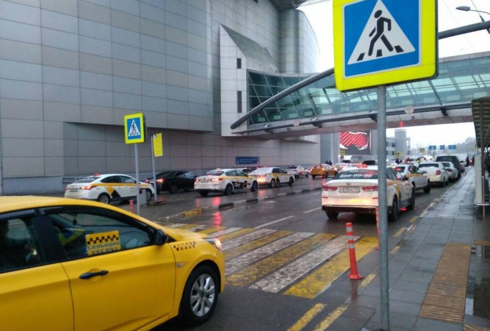 Два иностранца отдали в Москве по 30 тысяч рублей за поездку на такси