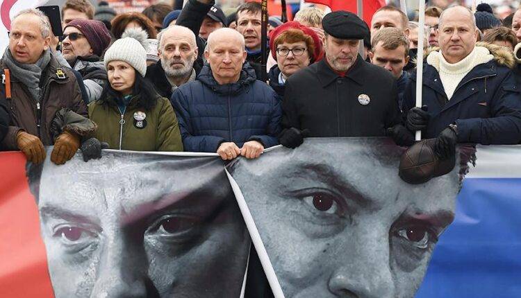 Около 10,5 тыс. человек приняли участие в акции памяти Немцова в Москве
