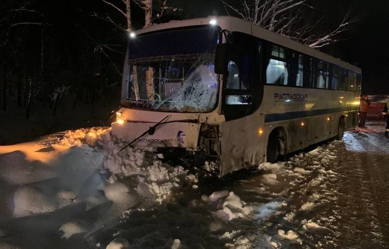 Пять человек пострадали при столкновении автобуса с автомобилем в Кузбассе