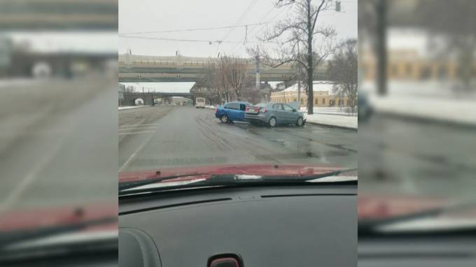 У ЗАГСа на проспекте Стачек столкнулись два автомобиля