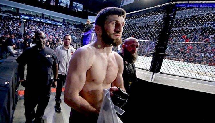 Российский боец UFC показал непристойный жест зрителям после победы