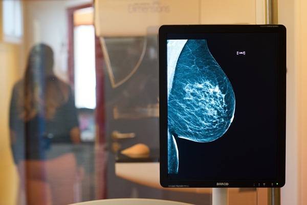 Президент ассоциации маммологов перечислила основные факторы развития рака груди