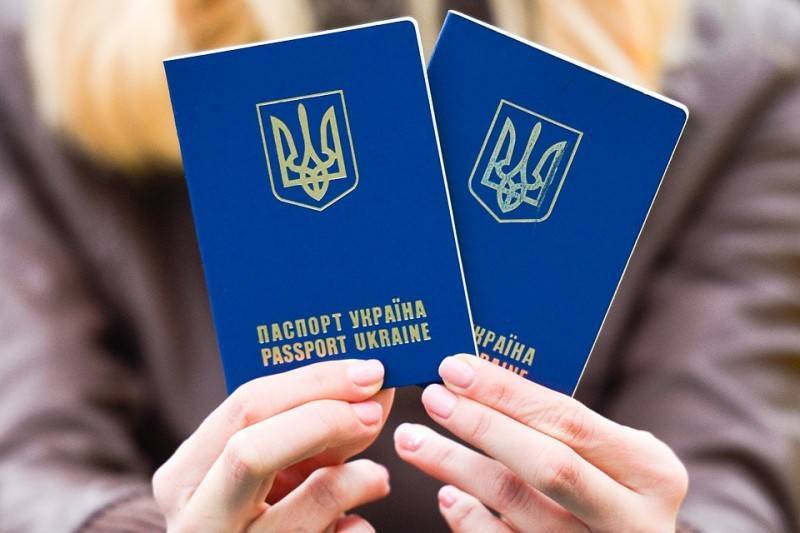 Эксперт: Кто хотел оформить украинские загранпаспорта на Донбассе и в Крыму - давно сделали это