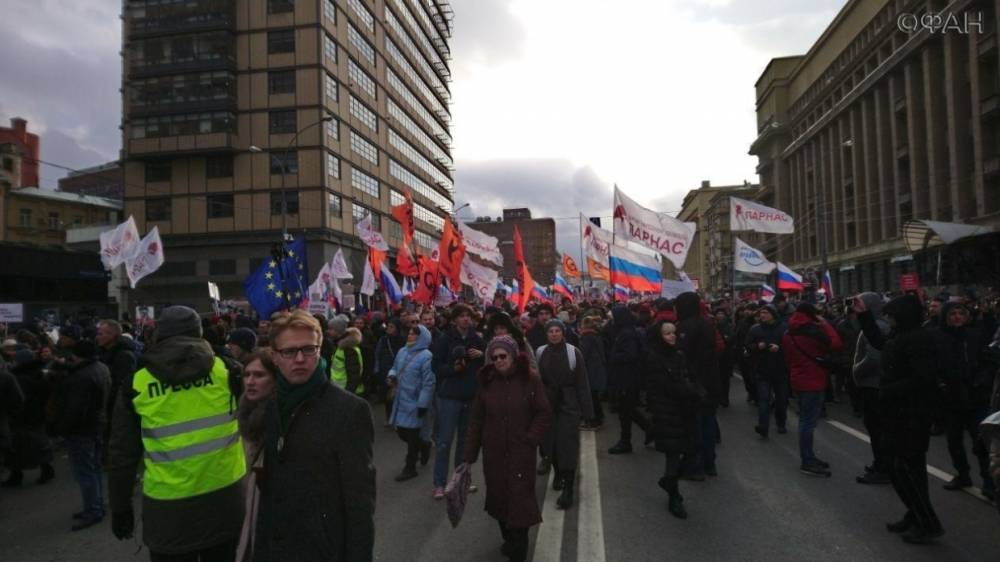 Феминистки и волшебники возглавили марш Немцова в Москве