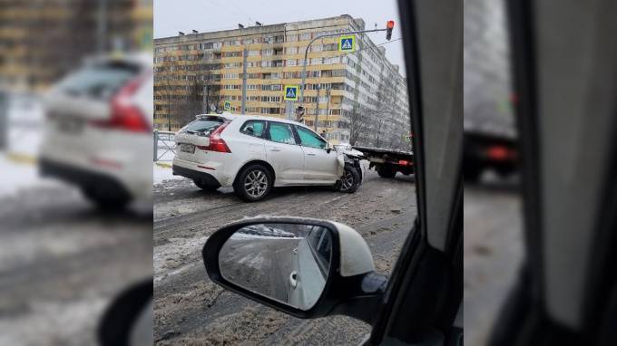 Каршеринг столкнулся с автобусом на улице Композиторов