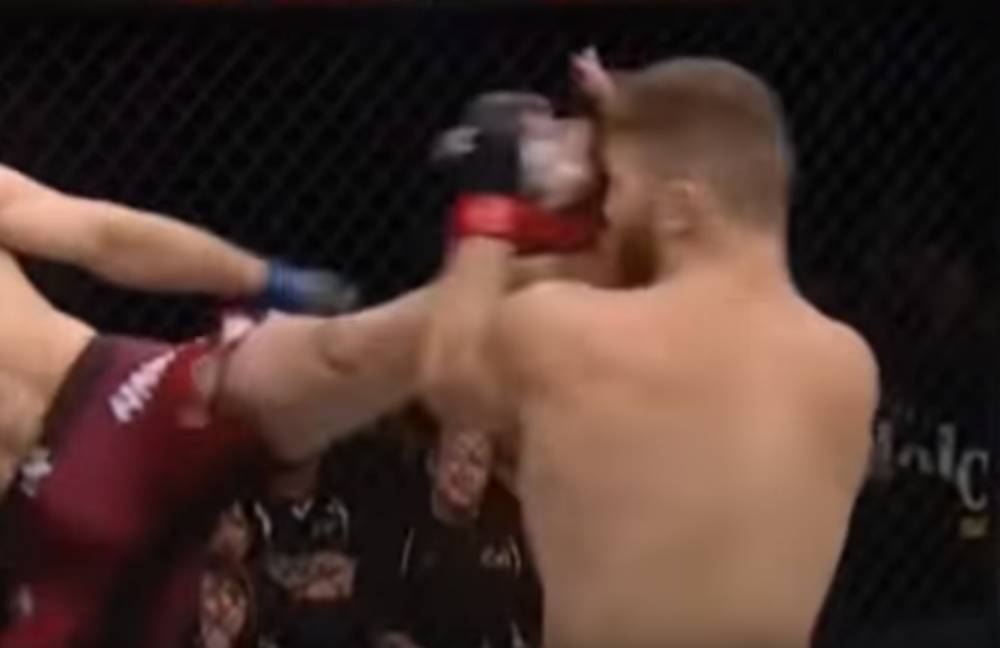 Боец UFC Анкалаев показал неприличный жест зрителям после победы