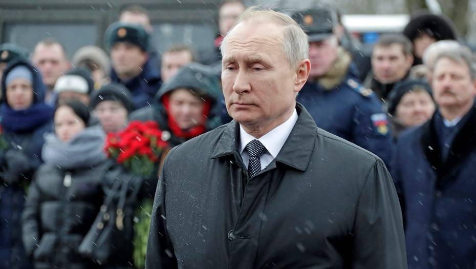 Путин возложил цветы к памятнику псковским десантникам