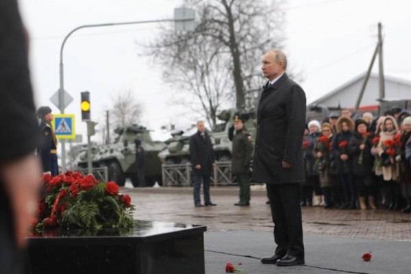 Путин возложил цветы к памятнику десантникам Псковской дивизии ВДВ