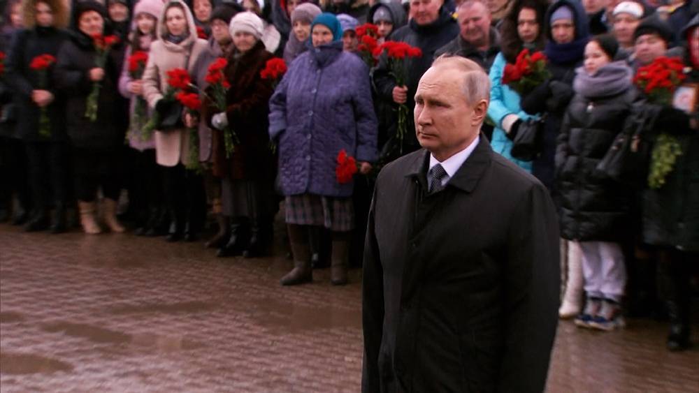 Путин почтил память погибших в Чечне десантников