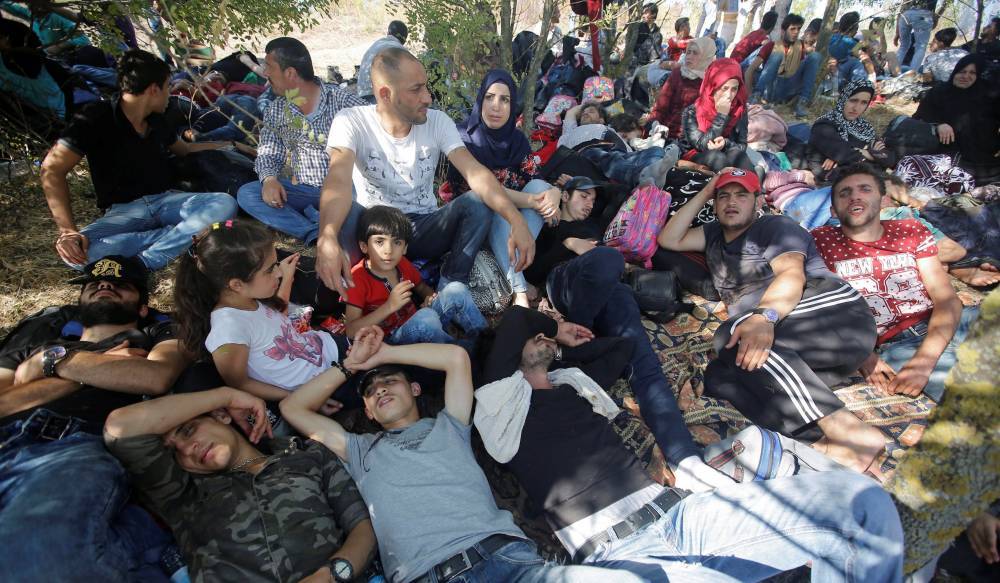 Около двух тысяч мигрантов прибыли в приграничную зону между Грецией и Турцией