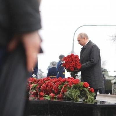 Владимир Путин почтил память военнослужащих шестой парашютно-десантной роты