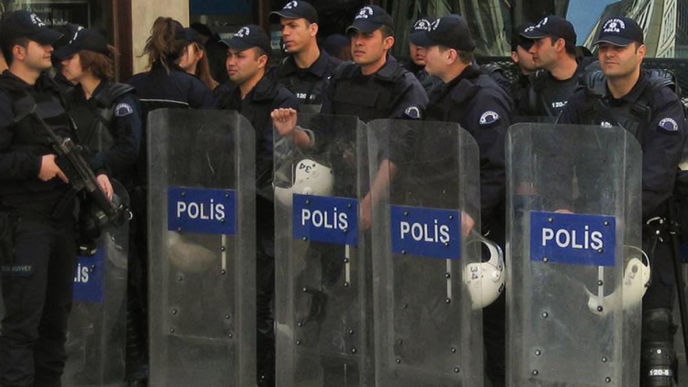 Полицейские обыскивают редакцию Sputnik Турция в Стамбуле