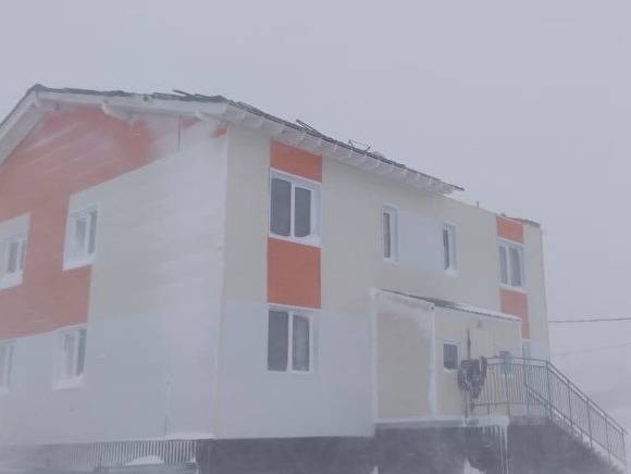 На Ямале сильный ветер сорвал кровлю с двухэтажного дома