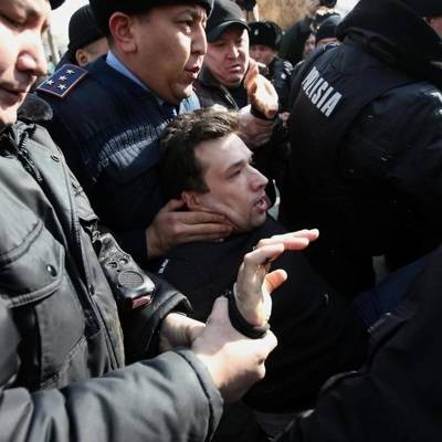 Полицейские в Алматы задержали несколько десятков человек перед митингами оппозиции