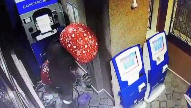 В Казахстане грабитель взорвал банкомат газом из воздушных шаров