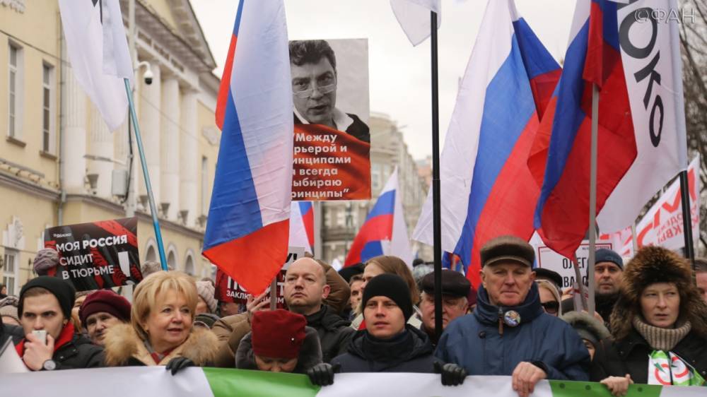 «Скорбящая» по Немцову оппозиция в России заработала на проведении марша в его память