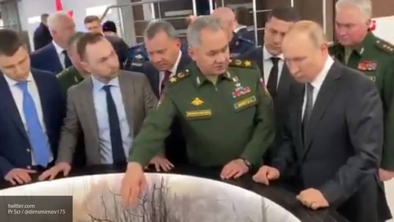 Путину продемонстрировали эскиз диорамы, посвященной подвигу псковских десантников