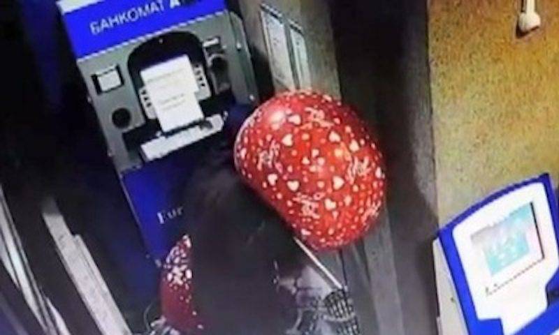 Житель Казахстана взломал банкомат при помощи шариков, но потерпел фиаско
