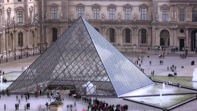 Парижский Лувр временно закрыли из-за коронавируса