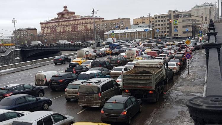 МЧС перекрыло движение по Краснопресненской набережной из-за возгорания машины