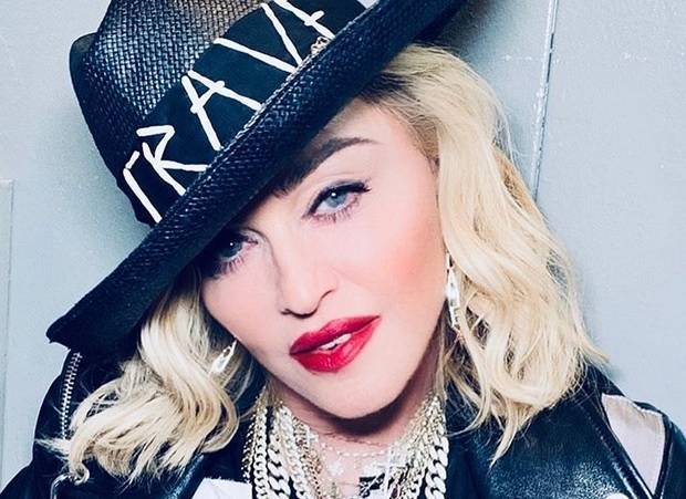 Певица Мадонна упала во время концерта и расплакалась