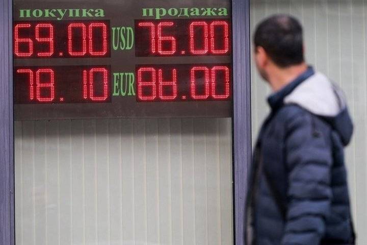 Эксперт пояснил, как падение курса рубля отразится на россиянах