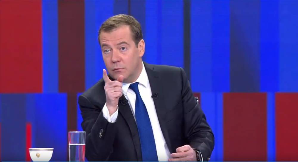 Медведев заявил, что поправки в Конституцию ставят во главу угла интересы россиян