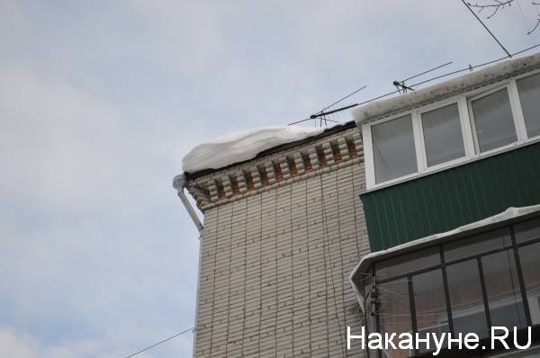 В Екатеринбурге прокуратура проверит управляющую компанию, с дома которой на женщину упала наледь
