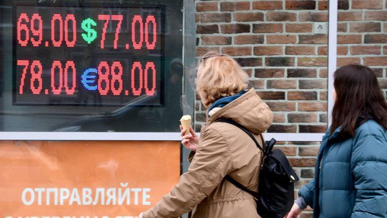 Эксперт объяснил, как падение рубля повлияет на жизнь граждан