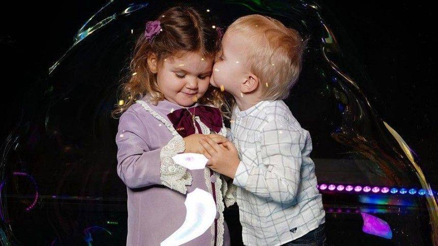 «Такие сладкие!»: дети Собчак и Расковаловой растрогали фанатов нежным поцелуем
