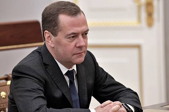 Медведев призвал думские фракции поддержать поправки к Конституции