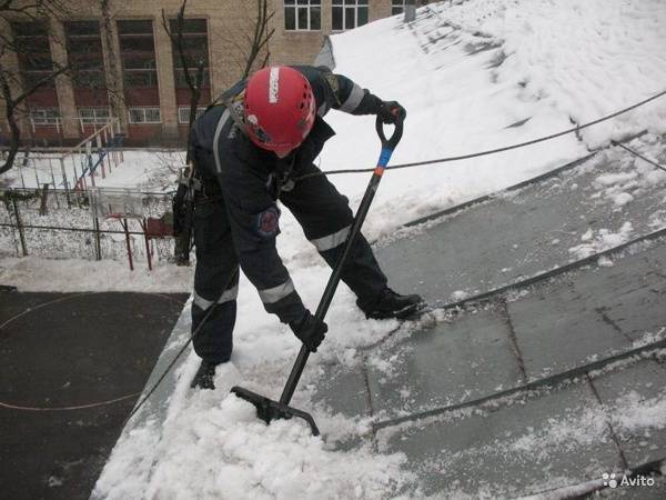 В Ноябрьске управляющая компания три месяца не чистила двор от снега