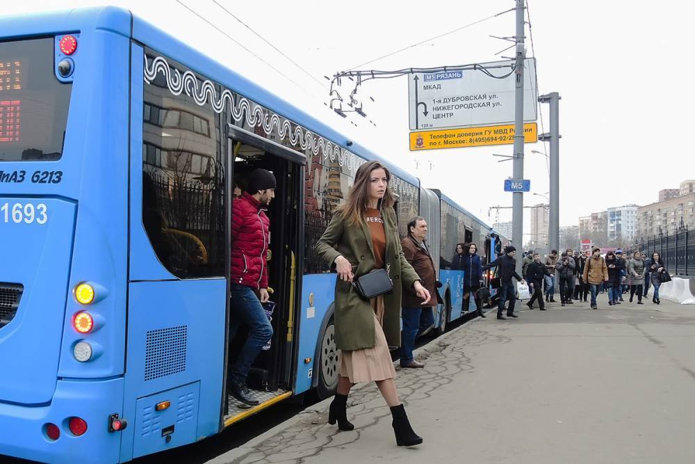 Россиян призвали избегать общественного транспорта в час пик