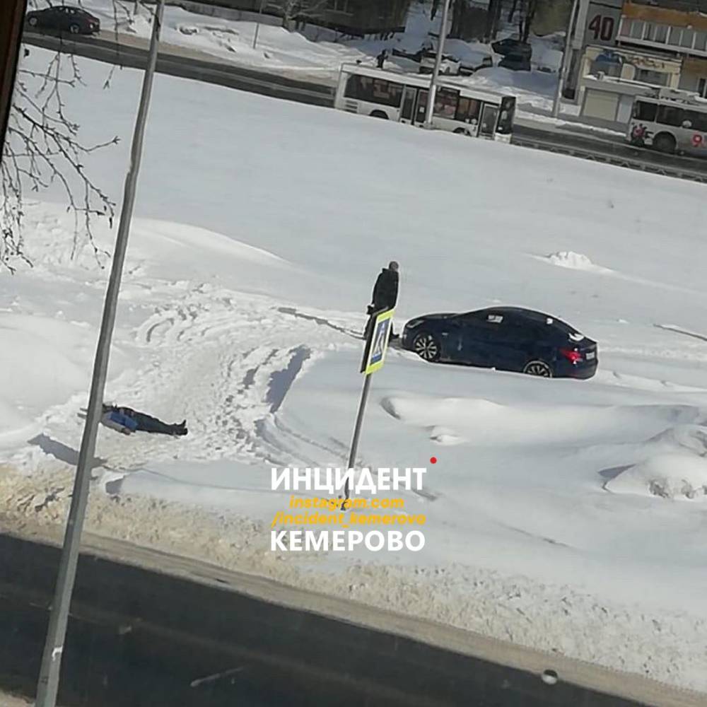 В Кемерове возле ТЦ умер мужчина