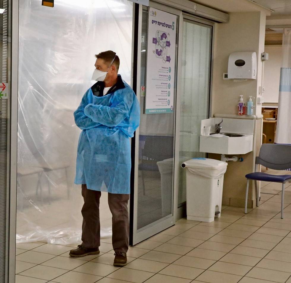 Паника в больницах: пациентов с коронавирусом размещают рядом с пожилыми