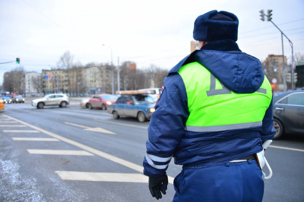 Пьяный парень сломал полицейскому нос и повредил служебную машину в Москве