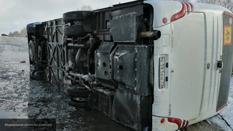 Трое пассажиров пострадали при столкновении автобуса со столбом в Уфе