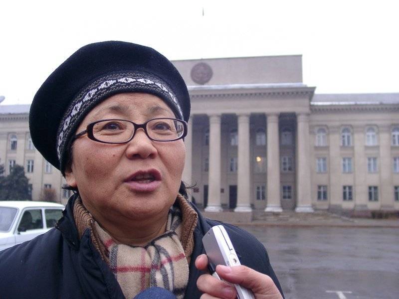 Экс-президент Киргизии Отунбаева приняла участие в стихийном митинге в Бишкеке