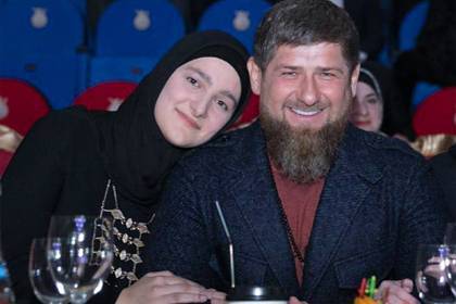 Рамзан Кадыров - Айшат Кадырова - Кадыров наградил дочь медалью после модного показа в Париже - lenta.ru - Париж - респ. Чечня