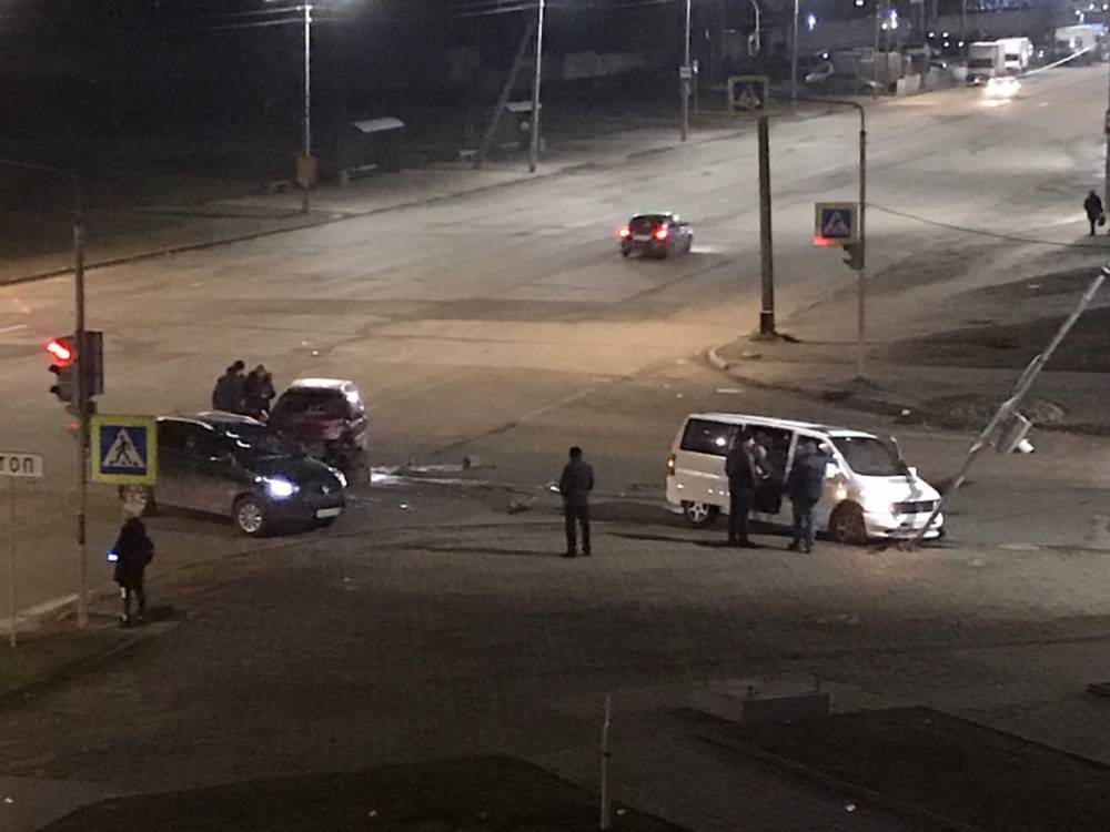 В Пскове во время столкновения с Mercedes пассажирка Volkswagen сломала позвоночник