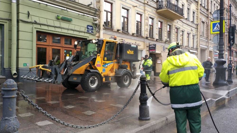 Невский проспект в Петербурге принял душ из питьевой воды