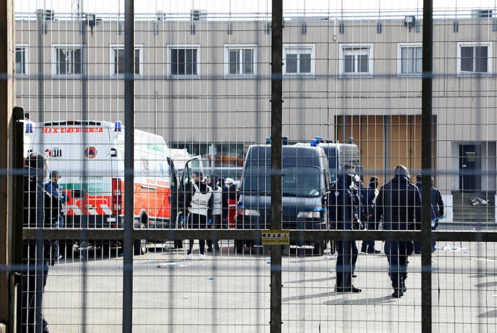 В тюрьмах Италии заключенные бунтуют и требуют амнистии, не желая умирать от коронавируса