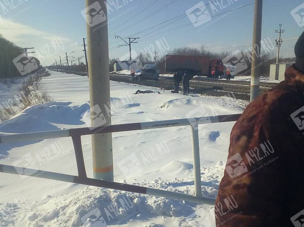 В Кузбассе столкнулись автомобиль и поезд: есть пострадавшие