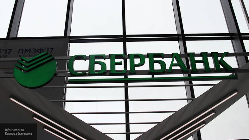 Представители Сбербанка сообщили, что россияне не стремятся покупать валюту