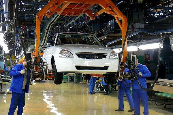 Падение рубля может повысить цены на машины «АвтоВАЗа»
