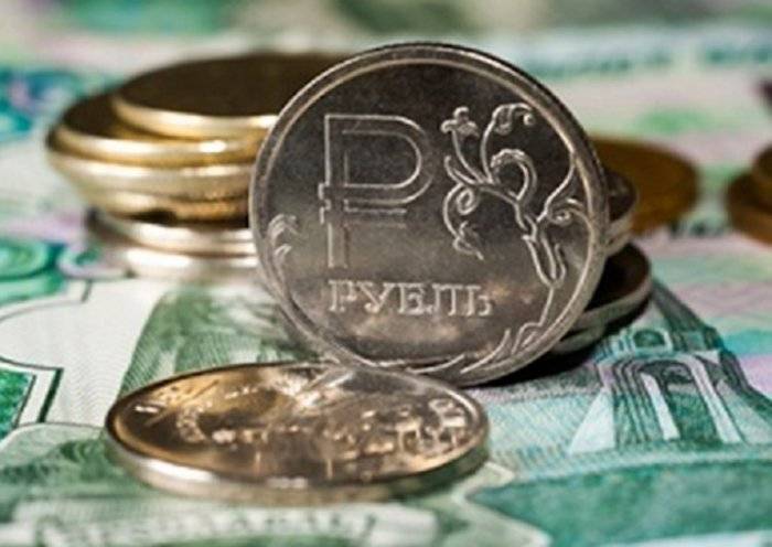 Названы последствия падения курса рубля для жителей России