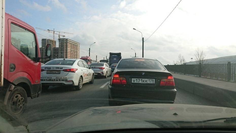 На Октябрьской набережной в Петербурге столкнулись шесть автомобилей