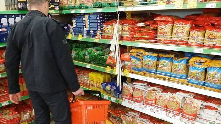 Хазин рассказал, как курс рубля изменит цены на продукты в магазинах России