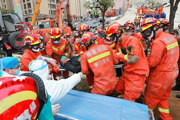 В Китае мужчину спасли из-под завалов обрушившейся гостиницы через три дня